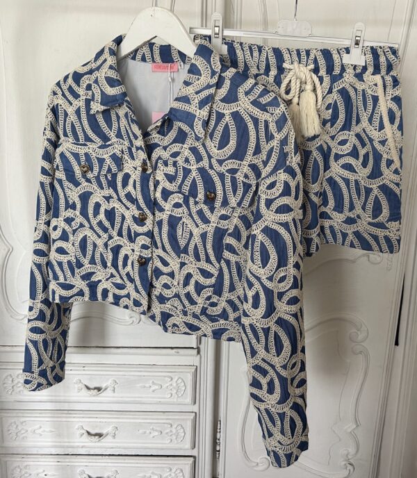 Victoria 2 piece set.