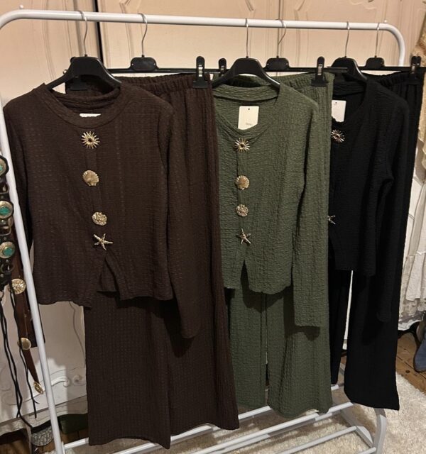 2 piece button detail set.